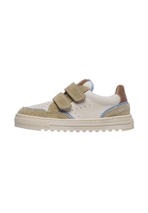 Børns beige og brun sneaker med blå kontrast, to velcrobånd, perforerede sider og tekstureret sål.