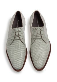 Zapatos de cuero verde claro con un patrón texturizado, diseño de cordones, acentos de ante y suelas de cuero marrón.