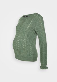 Sweater de maternidade verde tricotado, com padrão de trançado, gola redonda e punhos com volantinho, projetado para se ajustar confortavelmente a uma barriga em crescimento.