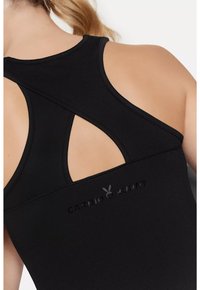 Crni atletski top bez rukava s dizajnom na leđima i izrezanim detaljima te utisnutim logom "CARDIO BUNNY" na donjem dijelu leđa.