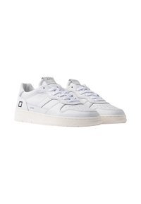Hvide lædersneakers med en tekstureret finish, flade snørebånd og en solid gummisål. Har subtile grå accenter og logo på hælen.
