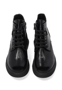 Czarne skórzane botki za kostkę z błyszczącym wykończeniem, sznurowane z przodu i z suwakiem z boku. Guma na podeszwach z teksturowanymi akcentami. Minimalistyczny design.