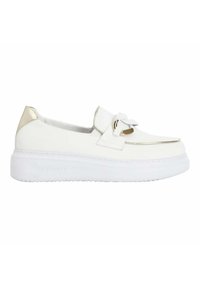 Vit slip-on sko med platt, tjock sula, metalliska guldaccenter och en dekorativ rosett framtill. Slät läderfinish med sömnadsdetaljer.