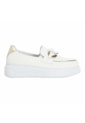 Hvide slip-on sko med en flad, tyk sål, metalliske guldaccenter og en dekorativ sløjfe på fronten. Glat læderoverflade med syede detaljer.
