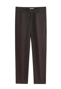 Pantalon chino en tissu marron foncé, coupe slim, doté d'un seul bouton frontal et d'une fermeture éclair, avec poches latérales et arrière.