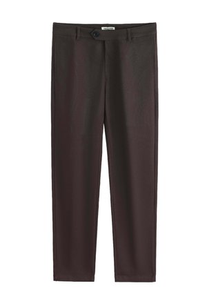 Pantalon chino en tissu marron foncé, coupe slim, doté d'un seul bouton frontal et d'une fermeture éclair, avec poches latérales et arrière.