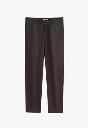 Pantalon chino en tissu marron foncé, coupe slim, doté d'un seul bouton frontal et d'une fermeture éclair, avec poches latérales et arrière.