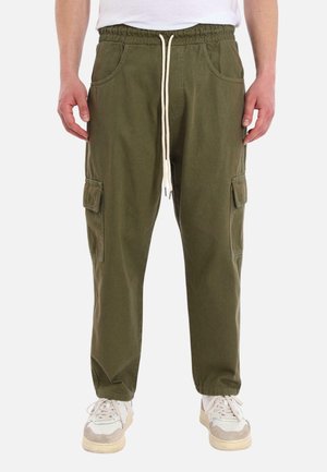 Pantaloni cargo verde oliva in cotone, con vita elastica e cordoncino, tasche laterali e tasche cargo sulle cosce.