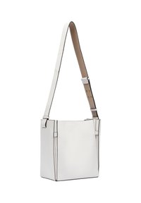 Biała skórzana torba na ramię o prostokątnym kształcie, z matowym wykończeniem, regulowanym paskiem i subtelnymi czarnymi detalami na krawędziach.