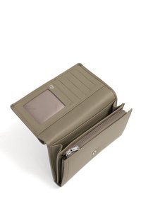 Portafoglio in pelle verde oliva, dotato di una finestra per documento d'identità trasparente, slot per carte multiple e scomparti con zip. Finitura superficiale testurizzata.