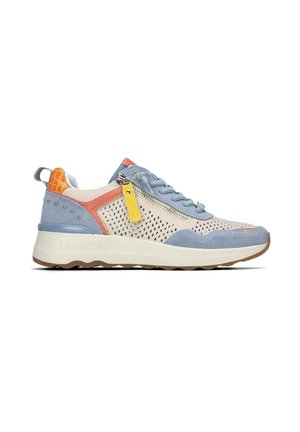 Deportiva casual con ante azul claro, paneles perforados beige, detalles naranjas, cremallera lateral con tira amarilla y suela blanca con dibujo marrón.