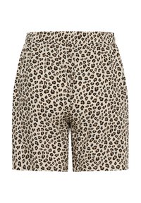 Pantaloni corti in tessuto beige con stampa leopardata, dotati di una cintura elastica. Il design presenta macchie nere e marroni distribuite in modo casuale, offrendo un aspetto strutturato.