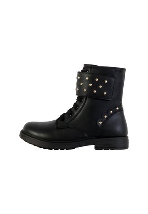 Botas negras hasta el tobillo con un acabado de cuero liso, parte delantera con cordones, tachuelas metálicas en la correa del tobillo y un tacón bajo y grueso.