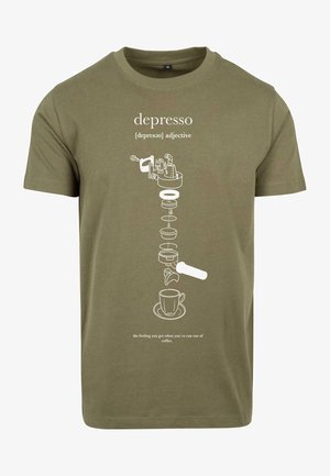 Camiseta de algodón color verde oliva con texto gráfico blanco e ilustraciones de componentes para hacer café, terminada con un diseño de taza y platillo.