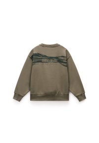 Sudadera verde oliva con un ajuste relajado, que presenta un estampado texturizado en la parte posterior y puños y dobladillo acanalados.
