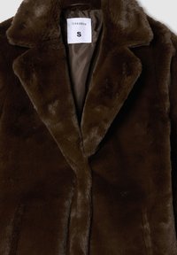 Brązowy płaszcz z sztucznego futra z wyciętym kołnierzem, zapięciem na jeden guzik, bocznymi kieszeniami i miękką fakturą. Metka głosi "TERRANOVA" i rozmiar "S."
