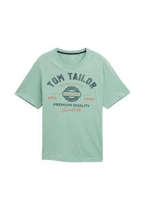 T-shirt verde chiaro caratterizzato da un collo rotondo e maniche corte. La stampa frontale include "Tom Tailor" e "Qualità Premium" in blu scuro e arancione.