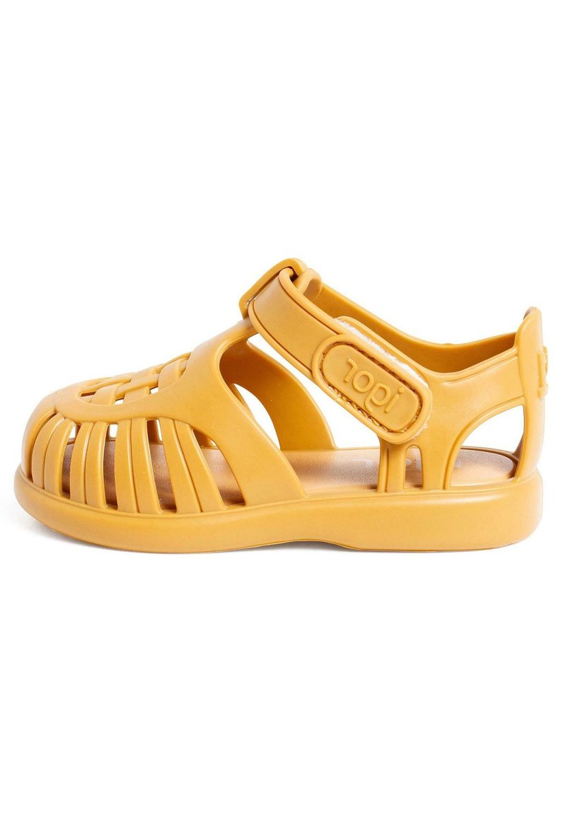 Sandale en plastique jaune au design ouvert, avec des sangles flexibles, une boucle sécurisée et une semelle texturée pour le confort.