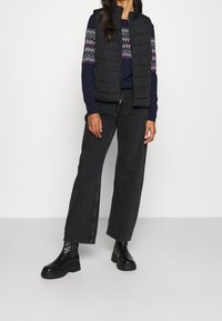 GAP Väst - black