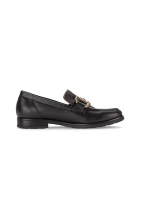 Schwarze Lederloafers mit runder Spitze, einem dekorativen Metallakzentband und einem niedrigen, stabilen Absatz. Glatte Textur mit minimaler Nahtverarbeitung.