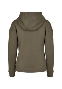 Felpa verde oliva con una vestibilità ampia, polsini a costine e cappuccio regolabile con cordino. Il tessuto ha una texture liscia e un design semplice.
