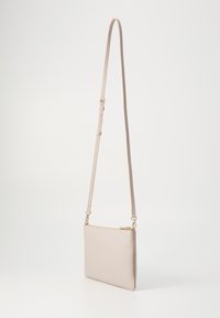 Borsa a tracolla in pelle rosa chiaro con texture liscia, chiusura con zip e tracolla regolabile con accessori in metallo dorato.