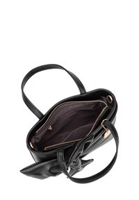 Borsa a mano in pelle nera con doppi manici, dettaglio annodato, chiusura con zip e una morbida fodera interna scura con tasca interna con zip.