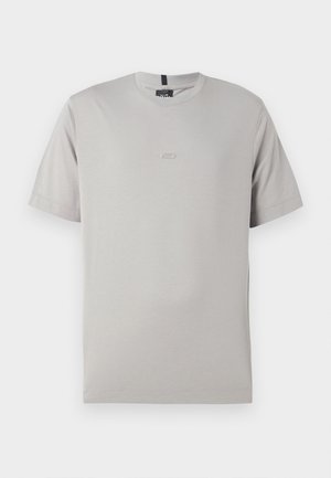Graues kurzärmliges T-Shirt aus weichem Baumwollstoff, mit einem dezenten Logo auf der Vorderseite. Klassisches Rundhalsausschnitt-Design und gerader Saum.