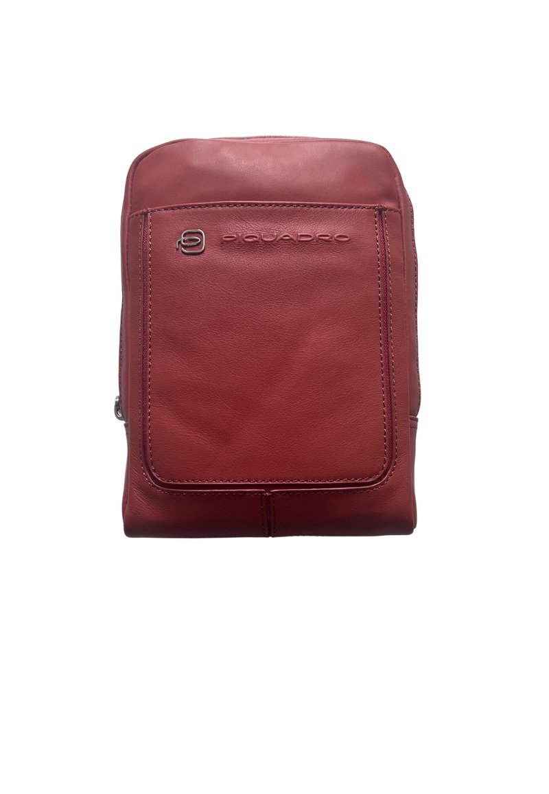 Borsa rossa in pelle con una texture liscia, dotata di una tasca frontale, logo impresso e dettagli in hardware argento. Design rettangolare.