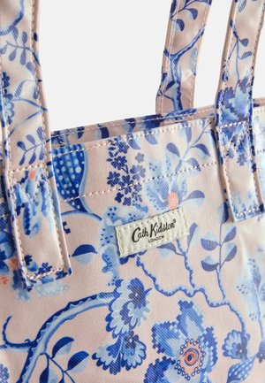Kvetinová taška v svetloružovej farbe s modrými vzormi. Disponuje pevným popruhom a štítkom s logom "Cath Kidston" na prednej strane.