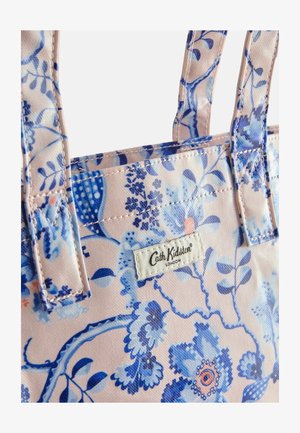 Cvetna torba v svetlo roza barvi z modrimi motivi. Ima trdne ročaje in oznako z blagovno znamko "Cath Kidston" na sprednji strani.