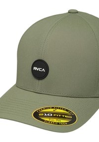 Olivgrünes, tailliertes Baseball-Cap mit schwarchem, rundem RVCA-Logo-Patch auf der Vorderseite und gelbem Flexfit-Label auf dem Schirm.