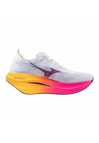 Zapatilla de running blanca con parte superior de malla, que presenta una suela en degradado de rosa y naranja, suela negra y el logo de Mizuno en el lateral.