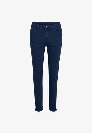Ciemnoniebieskie jeansy w stylu slim fit z przednim guzikiem, szlufkami na pasek i przednimi kieszeniami, przedstawione na jednolitym białym tle.