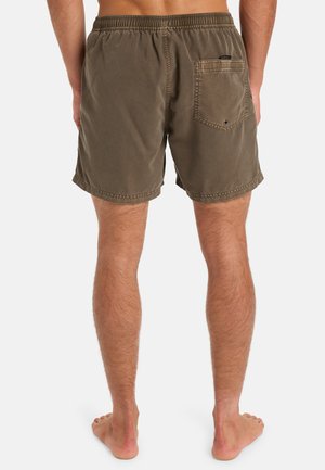 Shorts de bain marron avec une taille élastique, dotés d'une poche arrière et d'un ourlet cousu. La texture semble lisse, adaptée aux activités aquatiques.
