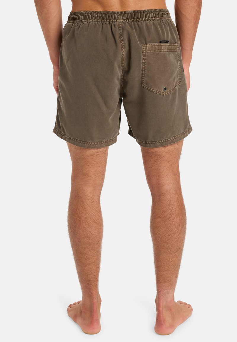 Hnědé plavkové šortky s elastickým pasem, vybavené zadní kapsou a šitými okraji. Textura vypadá hladce, vhodné pro vodní aktivity.