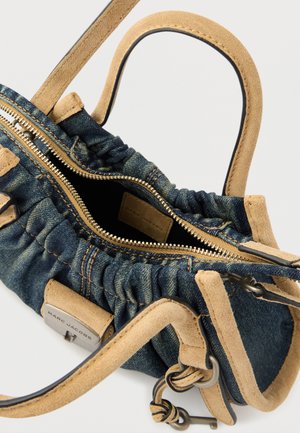 Denim en tan suède handtas met geplooide zijkanten, ritssluiting, twee handvatten en een metalen sluiting met het label Marc Jacobs.