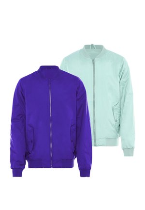 Deux vestes bomber zippées côte à côte, l'une en violet vif et l'autre en vert menthe clair, toutes deux avec des poches et des poignets côtelés.