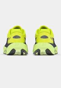 Ελαφρώς πράσινα παπούτσια τρεξίματος με επενδυμένο κολάρο, υφασμένο τακούνι και μαύρη εξωτερική σόλα από καουτσούκ με μοτίβο πέλματος.