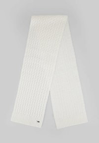 Sciarpa bianca lavorata a maglia con motivo a rilievo e estremità a coste. Materiale morbido con una piccola etichetta con logo vicino al bordo. Forma lunga e rettangolare.