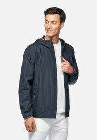 Marine windbreaker met een capuchon, voorzien van rood-witte gestreepte accenten op de manchetten en kraag, gemaakt van gladde, lichte stof.