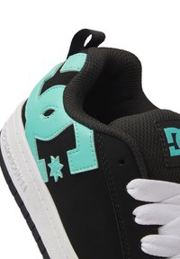 Zwarte sneaker met turquoise accenten, voorzien van een gestructureerde afwerking, een prominent logo, witte veters en een rubberen zool.