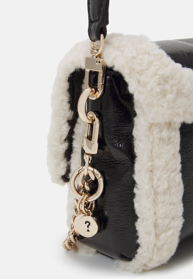 GUESS Davika Flap - Borsa A Tracolla In Ecopelle Laccata Nero - Dettagli Pelliccia Sintetica, 25x15x5,5 Cm