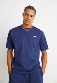 New Balance - SPORT ESSENTIALS SMALL LOGO  - T-shirt basic - navy Immagine in miniatura 1