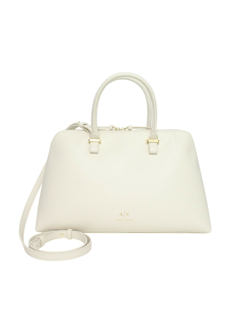 Borsa in crema con texture, due manici superiori, tracolla removibile, dettagli in hardware dorato e logo in rilievo sul frontale.