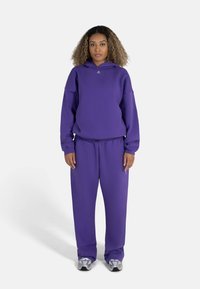 Lilla hettegenser og joggebukse sett; avslappet passform med ribbede mansjetter og elastisk midjebånd; myk tekstur; minimal logo detaljer på brystet.