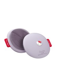 Una spazzola rotonda per capelli color lavanda con setole in gomma, caratterizzata da un design di Hello Kitty e da linguette rosse con le etichette "Spazzola per Capelli" e "GESKE."