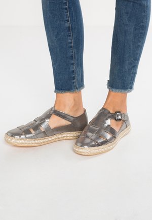 Metaliczne szare espadryle mają pleciony wzór z wycięciami, pasek z klamrą oraz podeszwę owiniętą jutą.