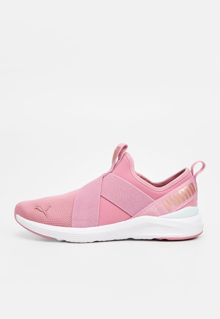 Chaussures rose à enfiler avec une tige en tissu texturé, des sangles élastiques croisées et une semelle en caoutchouc blanche. Présente un logo sur le talon.