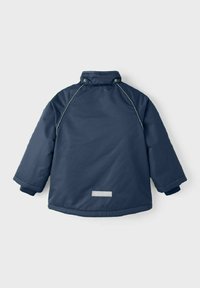 Námorně modrá izolační bunda s vysokým límcem, patentními uzávěry, žebrovanými manžetami a reflexními akcenty podél ramen a spodního lemu.